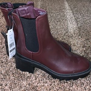 TIME AND TRUE size 6 memory foam maroon boots with black accents NWT